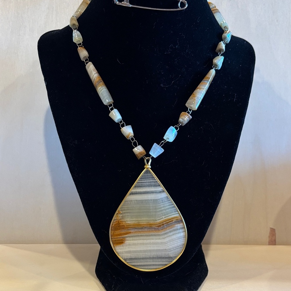 Elegant Agate Pendant Necklace